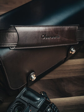 Frontpartie der Oberwerth Signature Bag L aus braunem Leder mit geprägtem Logo und LOXX-Verschlüssen