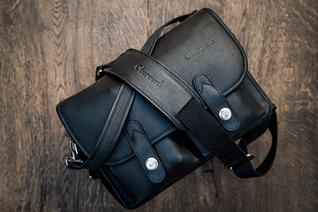 Oberwerth Little William Kameratasche aus schwarzem Leder mit Schultergurt und LOXX-Verschlüssen, getestet mit Leica SL Setup