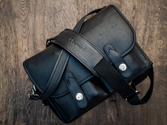 Oberwerth Little William Kameratasche aus schwarzem Leder mit Schultergurt und LOXX-Verschlüssen, getestet mit Leica SL Setup