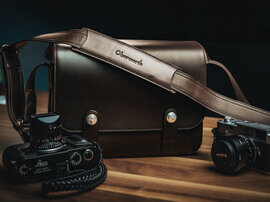 Oberwerth Signature Bag L aus braunem Leder mit Leica M Kamera und Objektiv auf Holztisch