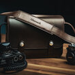 Oberwerth Signature Bag L aus braunem Leder mit Leica M Kamera und Objektiv auf Holztisch