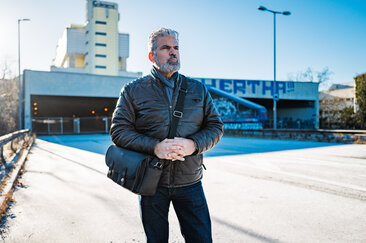 Oberwerth Little William Kameratasche quer über der Schulter getragen im urbanen Umfeld