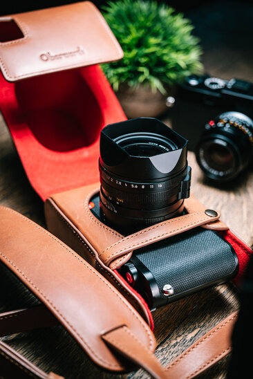 Leica Q im Oberwerth Crossbody Holster