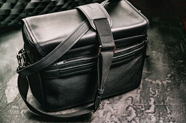 Rückansicht der Oberwerth Little William Kameratasche mit Schultergurt und rückseitigem Reißverschlussfach