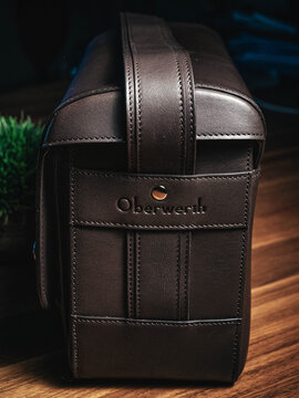 Detailaufnahme einer Lederlasche mit Metallring an der Oberwerth Signature Bag L