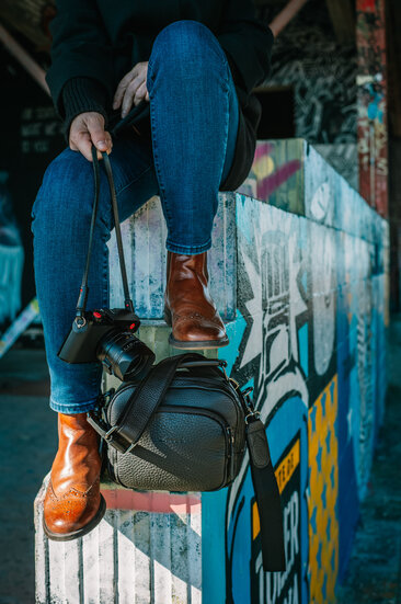 Die Oberwerth KIKI zusammen mit einer Leica Kamera in urbaner Umgebung – kompakte Fototasche für Alltag und Street Photography.