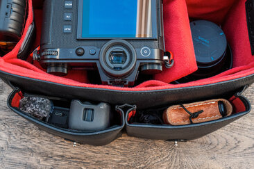 Fronttaschen und Innenraum der Oberwerth Little William Kameratasche mit Zubehör und Leica SL Setup