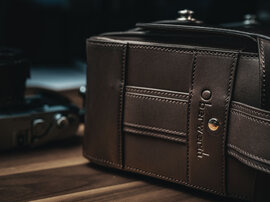 Seitenansicht der Oberwerth Signature Bag L aus braunem Leder mit geprägtem Oberwerth-Logo