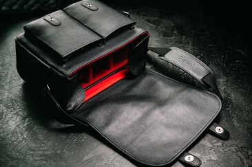 Geöffnete Oberwerth Little William Kameratasche mit rotem Innenfutter und stabiler Klappenkonstruktion