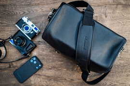 Oberwerth Little William Kameratasche auf Tisch mit Kameraequipment