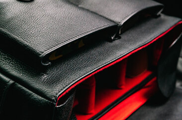 Detailansicht der Oberwerth Little William Kameratasche mit geöffneter Lederklappe und rotem Innenfutter