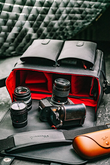 Innenansicht der Oberwerth Little William Kameratasche mit rotem Innenfutter, flexiblen Dividern und sicher verstautem Kameraequipment