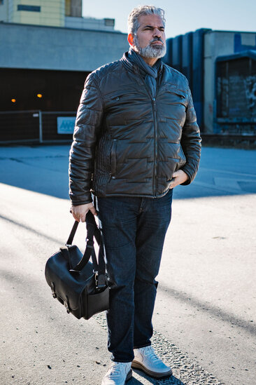 Oberwerth Little William Kameratasche in der Hand getragen im urbanen Alltag