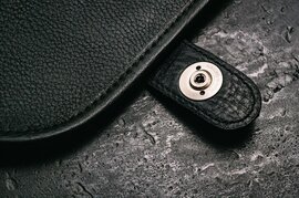 Oberwerth Little William Detailansicht Druckknopf und Leder