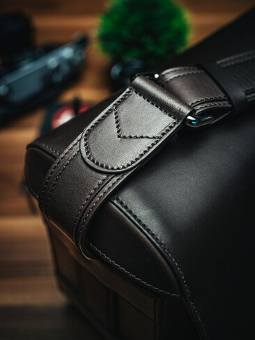 Seitenansicht der Oberwerth Signature Bag L aus Leder mit befestigtem Schultergurt