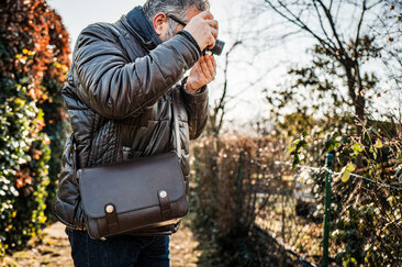 Fotograf mit Oberwerth Signature Bag L beim Fotografieren im Alltag