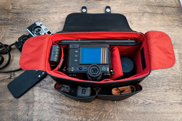 Draufsicht auf den Innenraum der Oberwerth Little William mit Leica SL Kamera, Objektiven und Zubehör