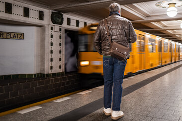 Oberwerth Signature Bag L getragen im urbanen Alltag