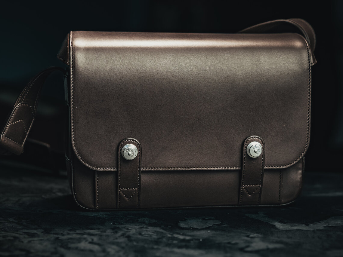 Frontansicht der Oberwerth Signature Bag L aus braunem Leder mit LOXX-Verschlüssen