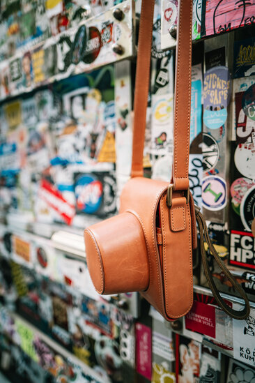 Detailaufnahme verstellbarer Ledertrageriemen des Oberwerth Crossbody Holsters