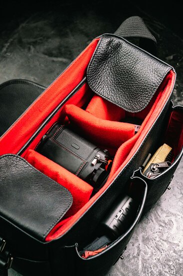 Geöffnete Oberwerth Little William Kameratasche mit Leica SL Kamera und mehreren Objektiven im Praxiseinsatz