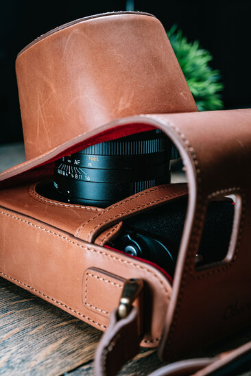 Leder-Holster von Oberwerth, geschlossen mit Leica Q