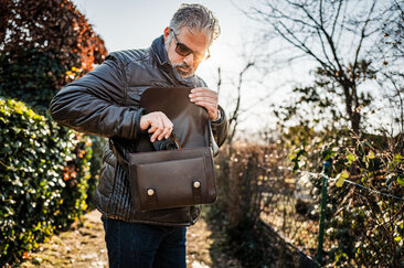 Zugriff auf die Oberwerth Signature Bag L und Kamera im Alltag