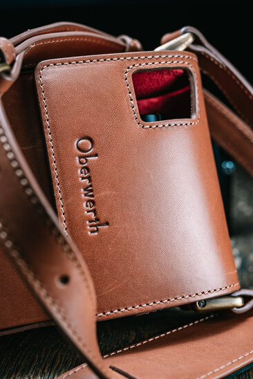 Detailaufnahme Rückseite Oberwerth Crossbody Holster, braunes Leder mit Prägung