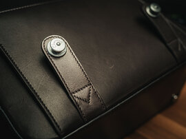 Detailaufnahme eines LOXX-Verschlusses an der Oberwerth Signature Bag L aus braunem Leder