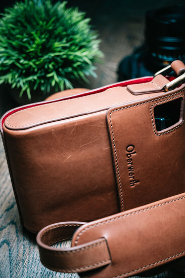 Rückansicht des Oberwerth Crossbody Holsters in braunem Leder mit rotem Innenfutter