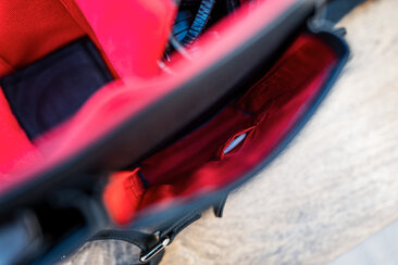 Detailansicht des inneren Seitenfachs der Oberwerth Little William mit rotem Innenfutter für Zubehör und Smartphone